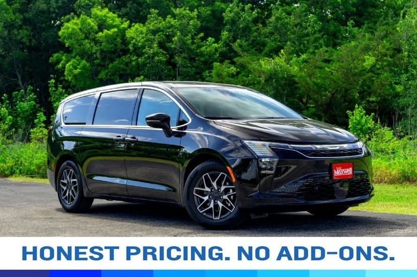 2027 Chrysler Pacifica - Image 1