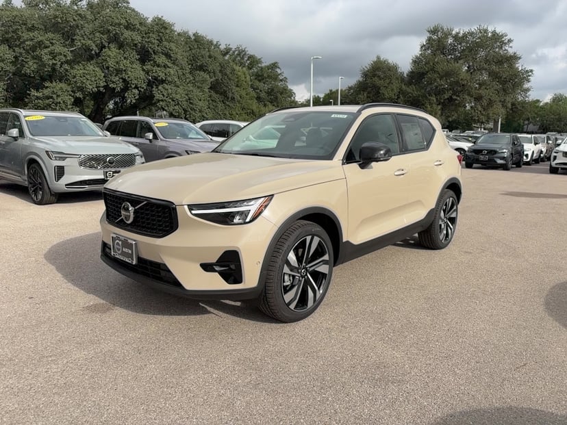 2026 Volvo XC40 - Image 1
