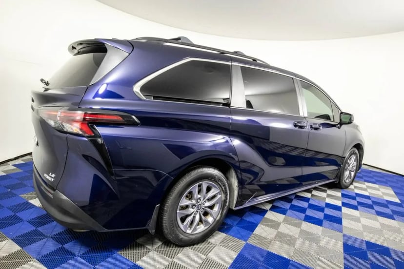 2024 Toyota Sienna - Image 3