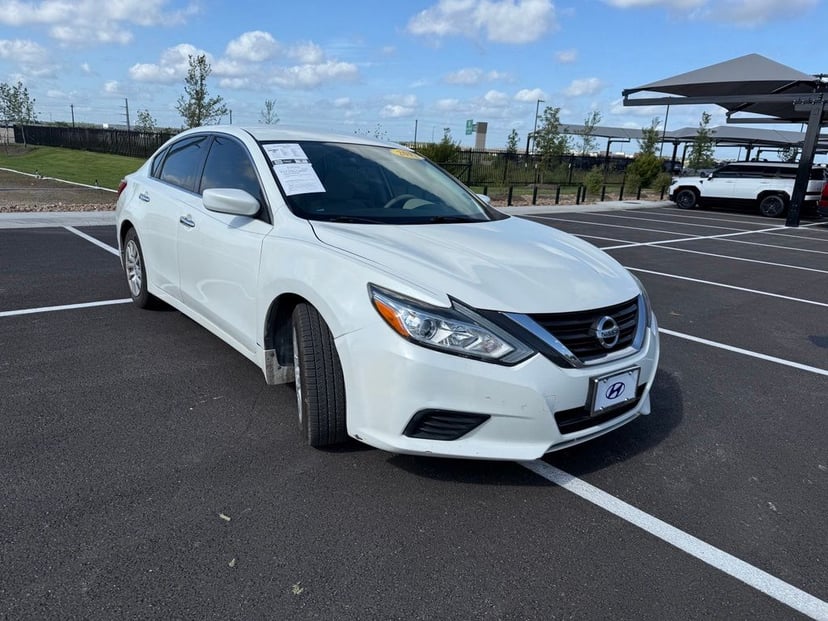 2017 Nissan Altima - Image 2