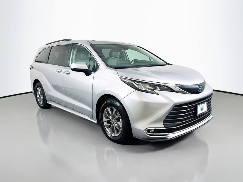 2023 Toyota Sienna - Image 2