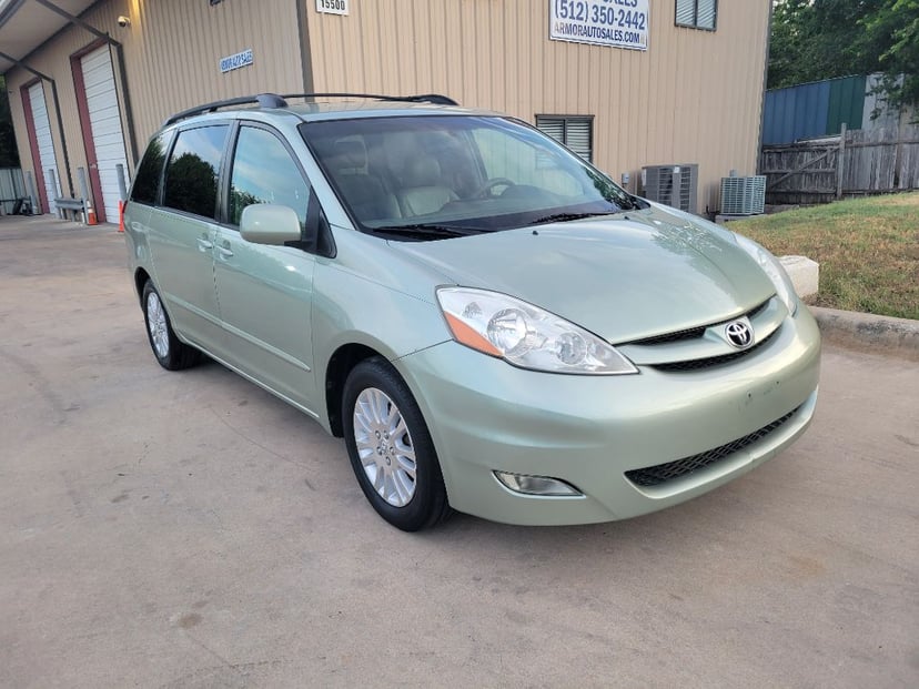 2007 Toyota Sienna - Image 1
