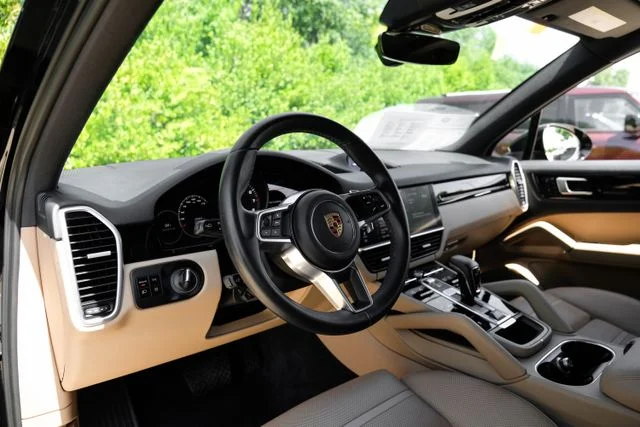 2019 Porsche Cayenne - Image 2