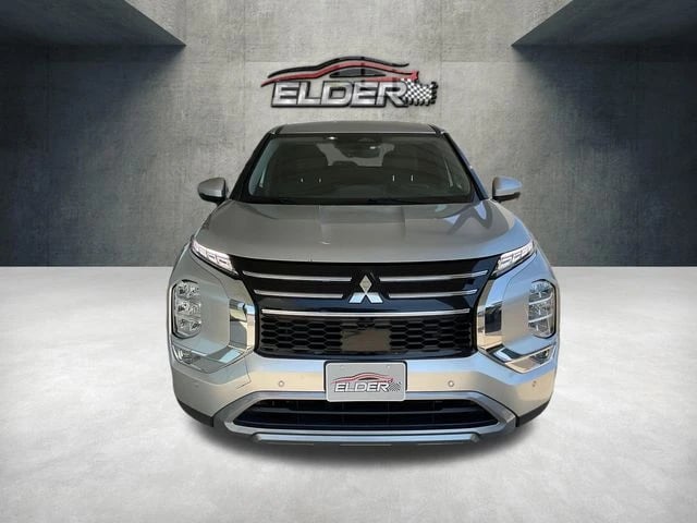 2025 Mitsubishi Outlander - Image 3
