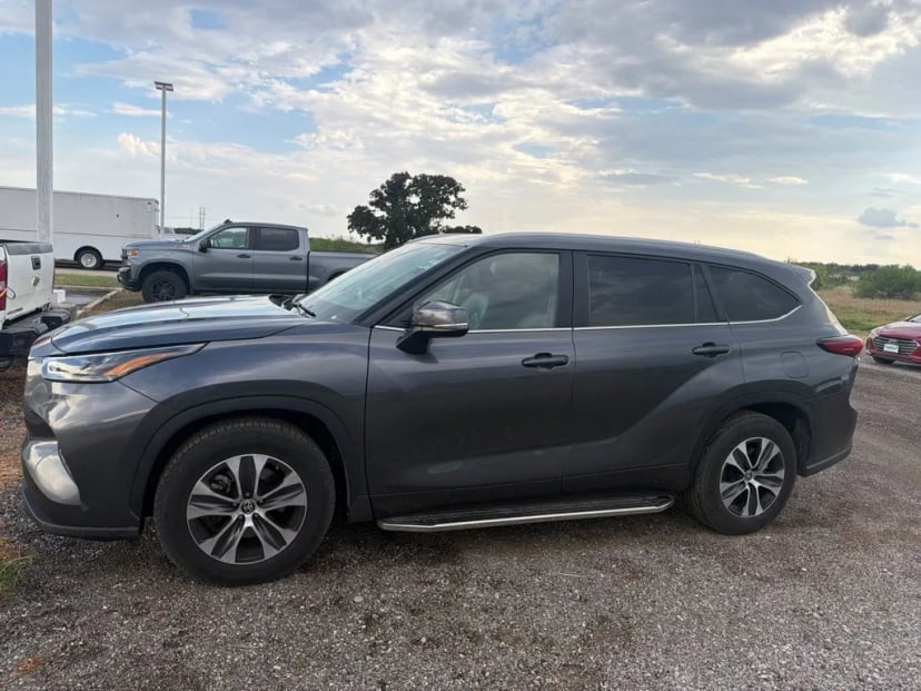 2023 Toyota Highlander - Image 2