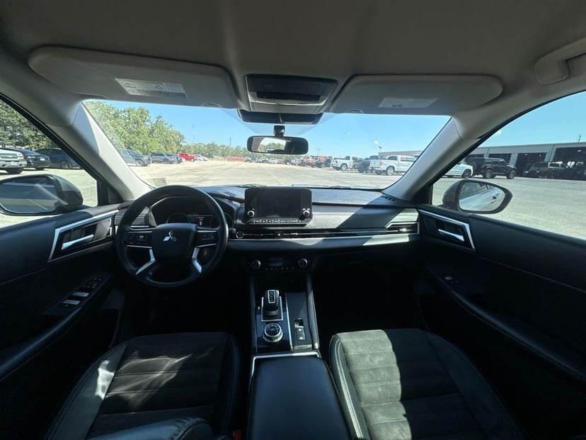 2023 Mitsubishi Outlander - Image 3