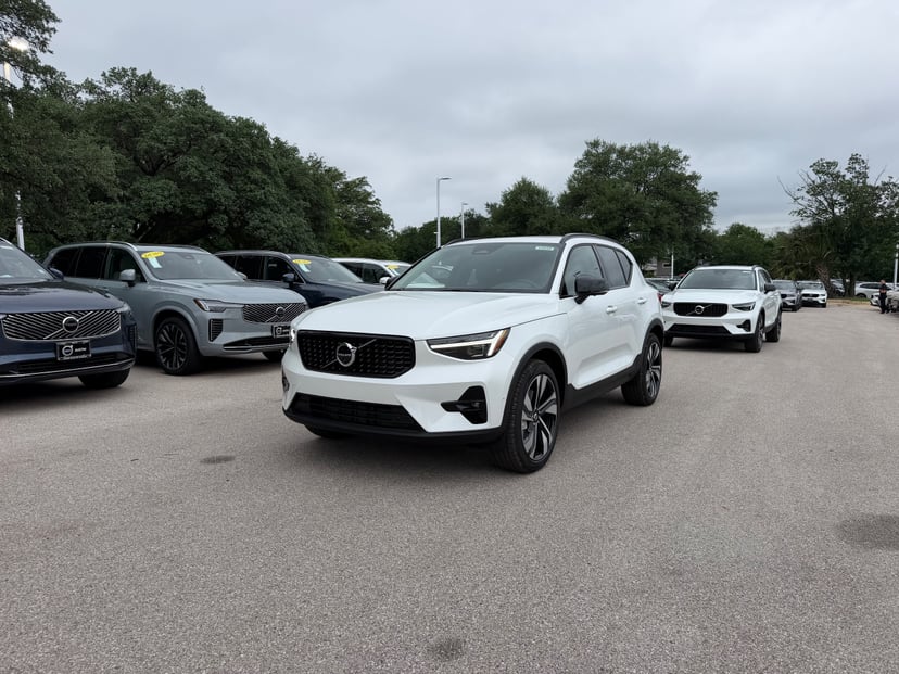 2026 Volvo XC40 - Image 1