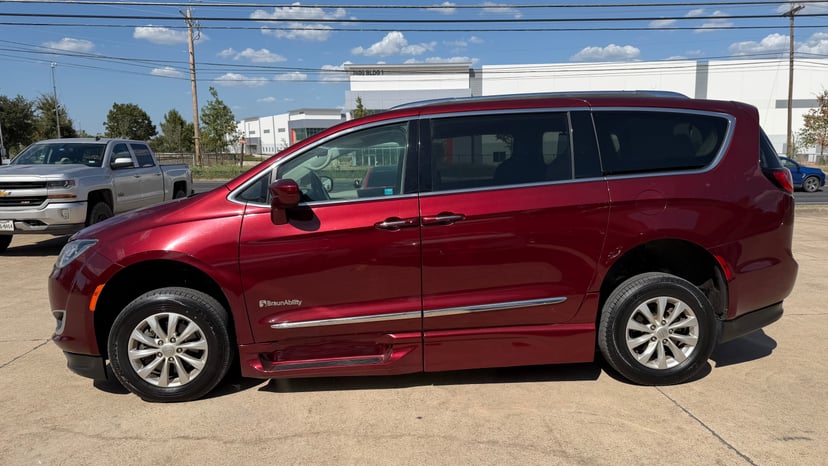 2018 Chrysler Pacifica - Image 1