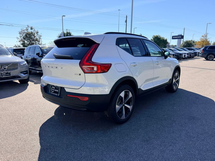 2026 Volvo XC40 - Image 3