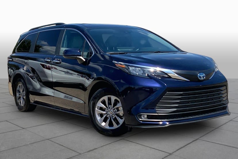 2025 Toyota Sienna - Image 1
