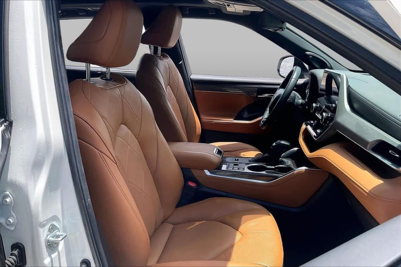 2025 Toyota Highlander - Image 2
