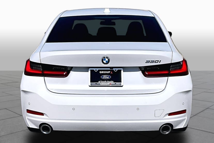 2024 BMW 330i - Image 3