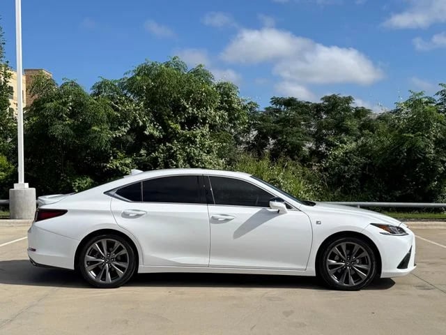 2020 Lexus ES - Image 2