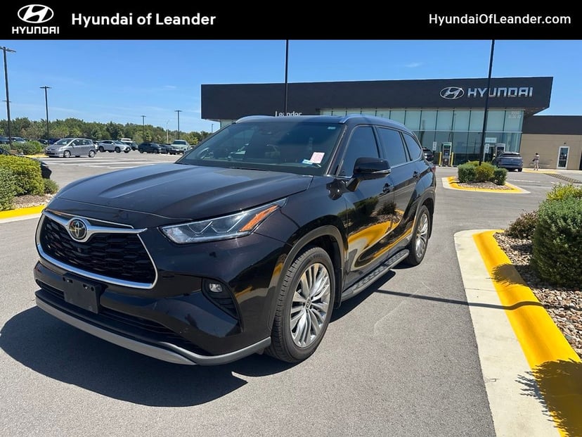 2022 Toyota Highlander - Image 2