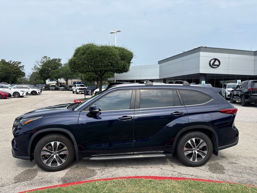 2023 Toyota Highlander - Image 2