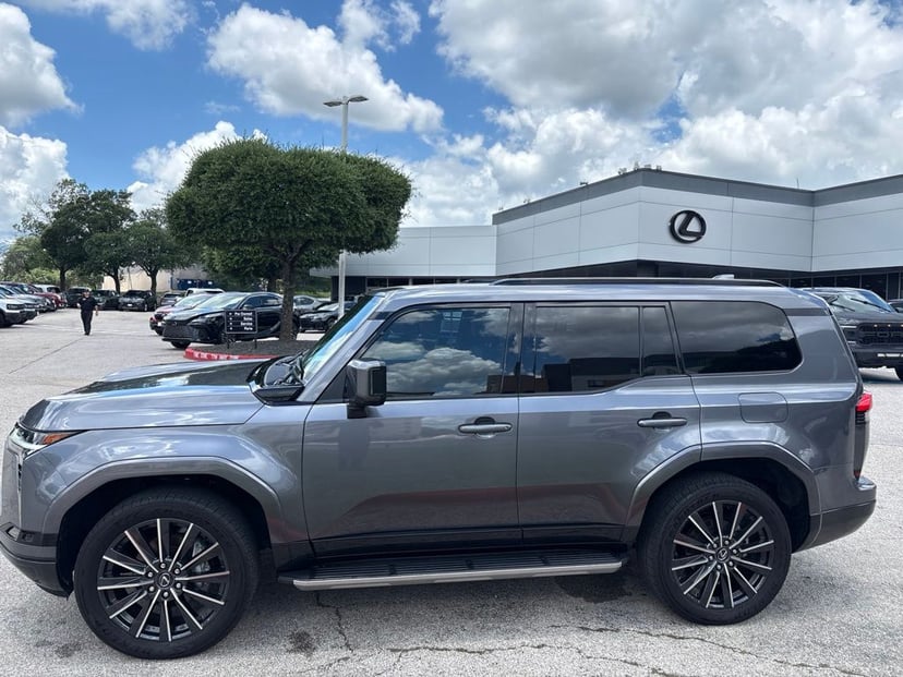 2024 Lexus GX - Image 2