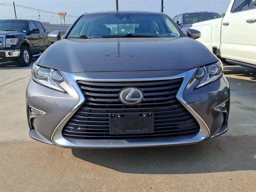2017 Lexus ES - Image 2