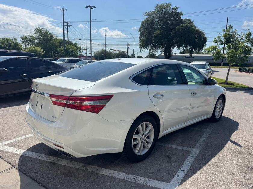 2015 Toyota Avalon - Image 2