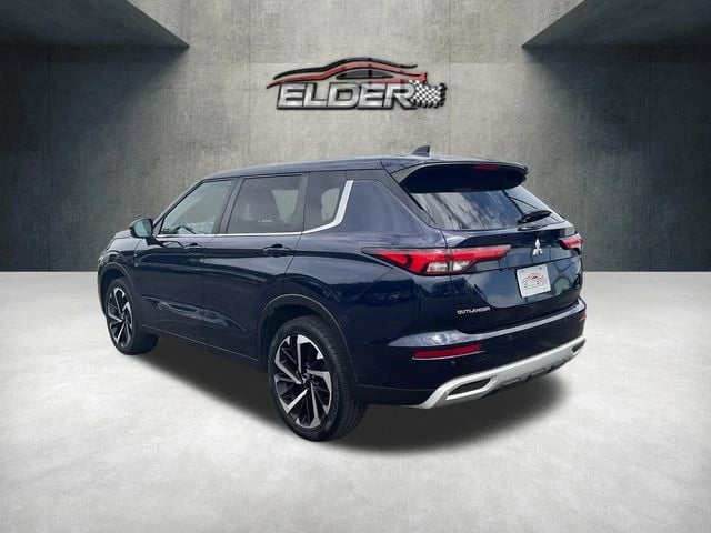 2022 Mitsubishi Outlander - Image 2