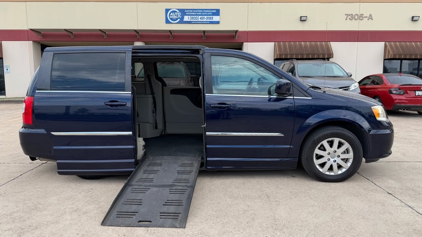 2014 Chrysler Town And Country - Image 1