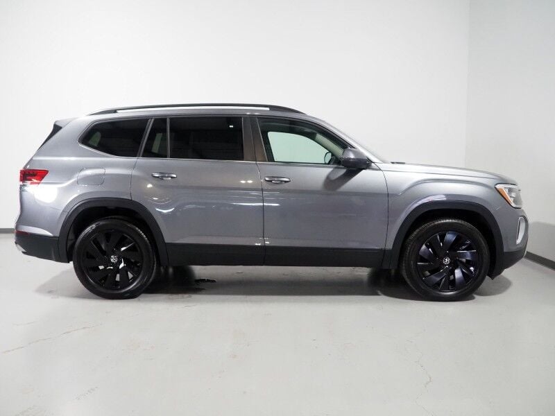2025 Volkswagen Atlas - Image 2
