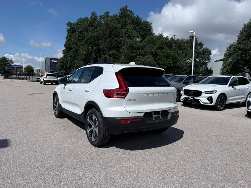 2026 Volvo XC40 - Image 1