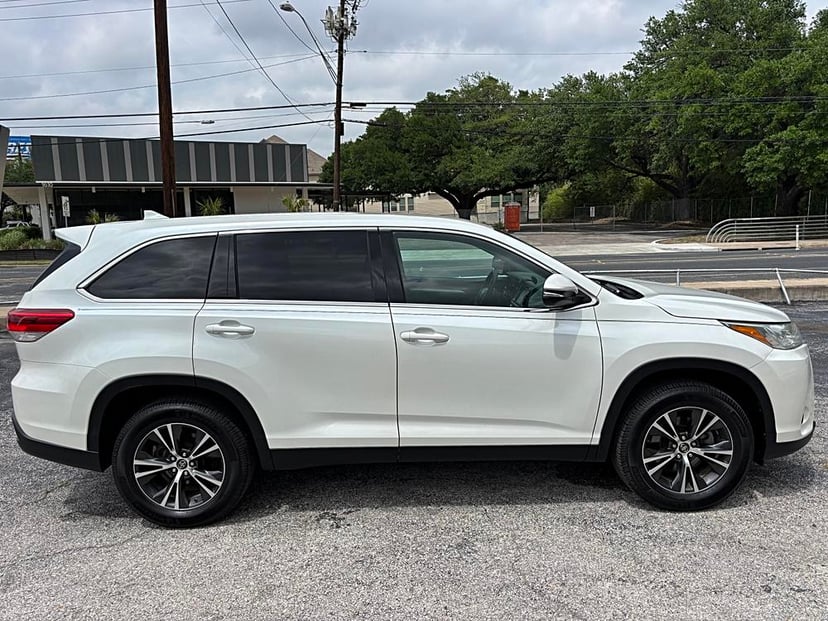 2019 Toyota Highlander - Image 2