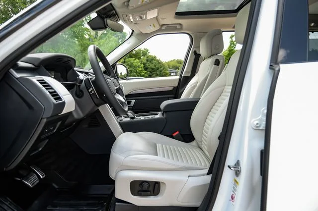 2025 Land Rover Discovery - Image 3