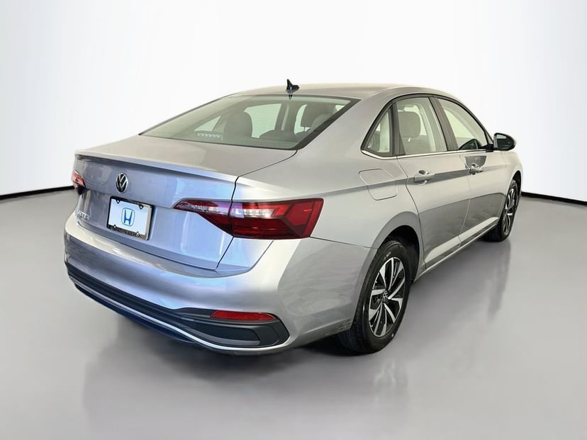 2024 Volkswagen Jetta - Image 3