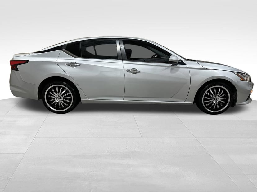 2020 Nissan Altima - Image 2