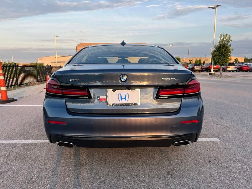 2023 BMW 530e - Image 3