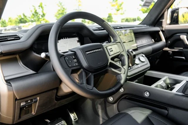 2025 Land Rover Defender - Image 2