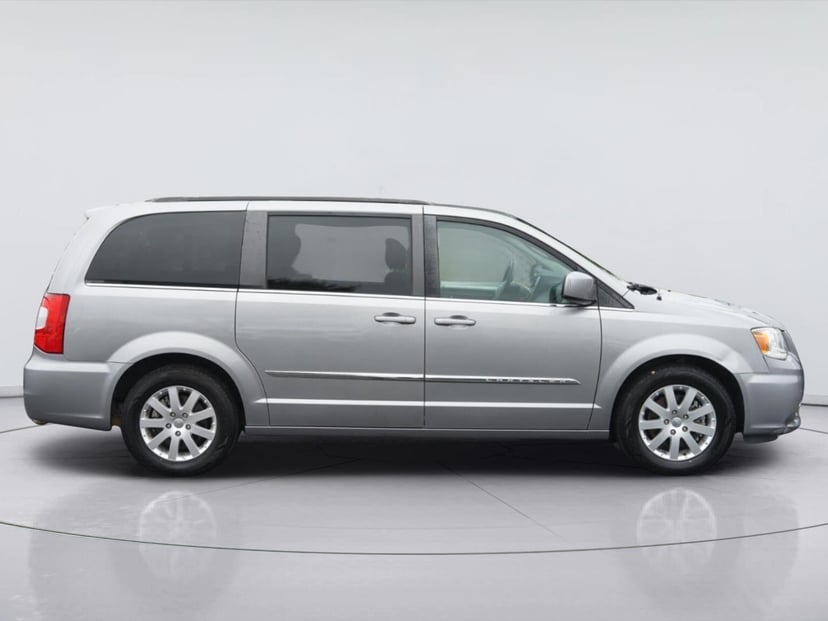 2016 Chrysler Town and Country - Image 2