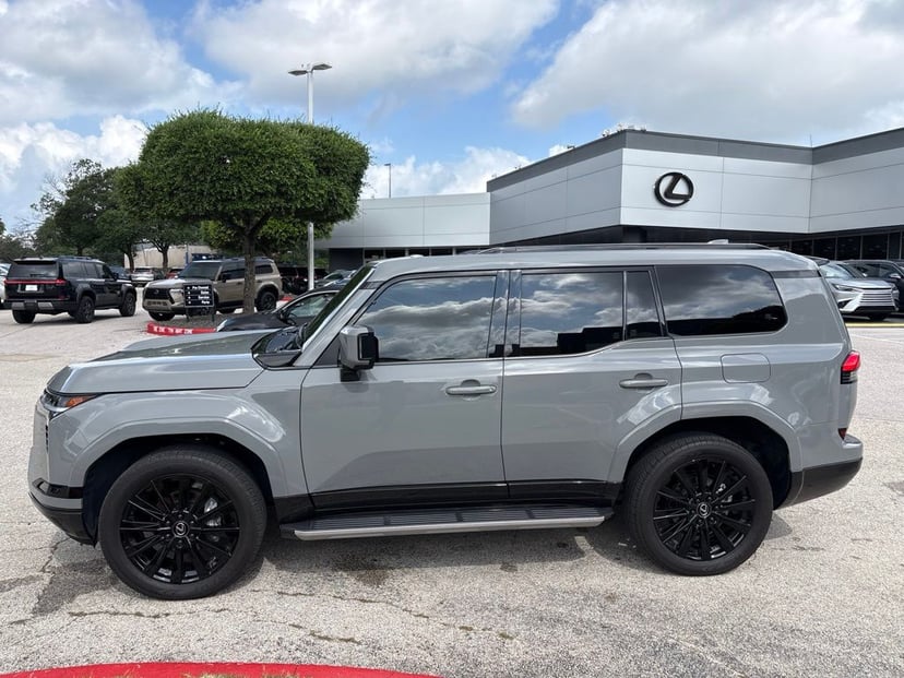 2024 Lexus GX - Image 2