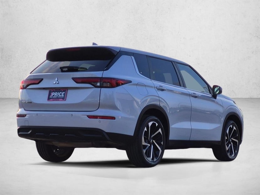 2022 Mitsubishi Outlander - Image 3
