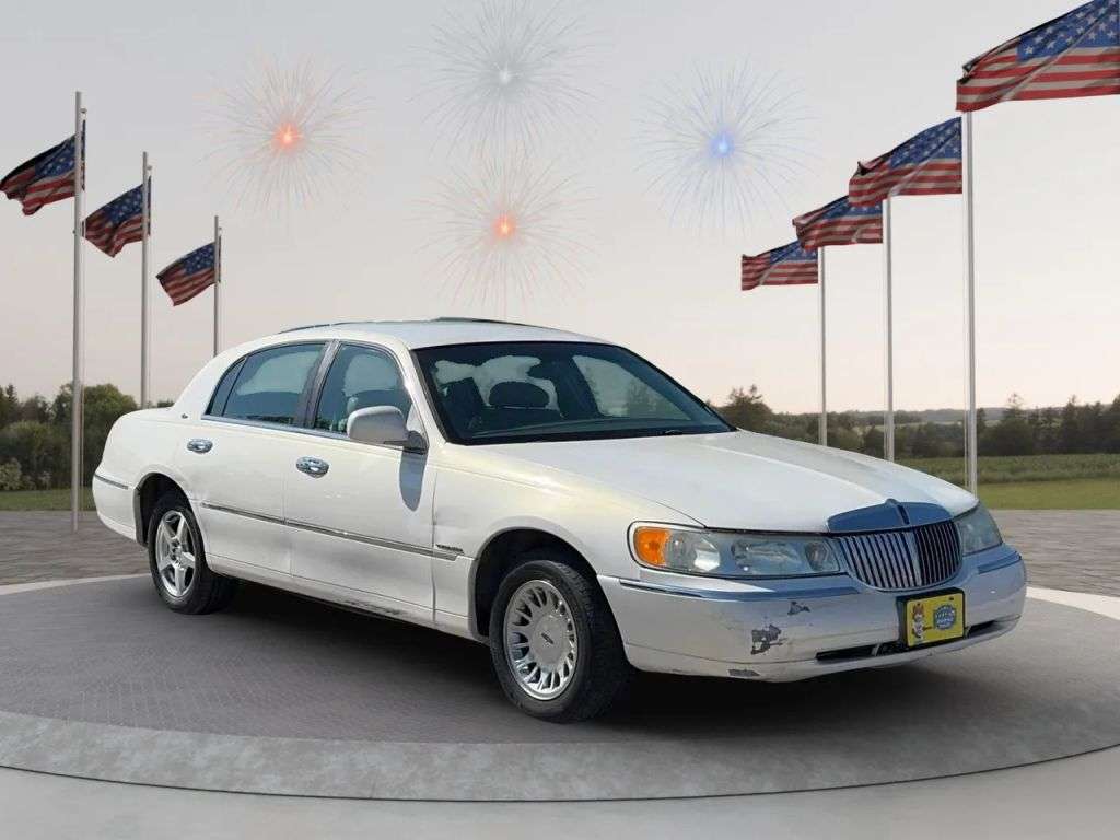 2001 Lincoln town car - Image 1