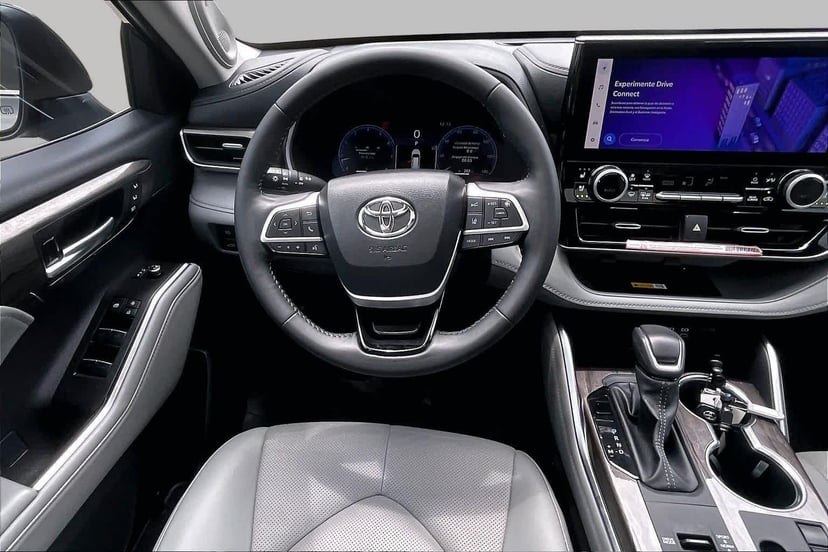 2025 Toyota Highlander - Image 3