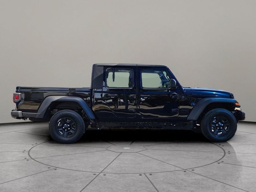 2026 Jeep Gladiator - Image 2