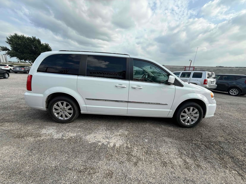 2014 Chrysler Town and Country - Image 1