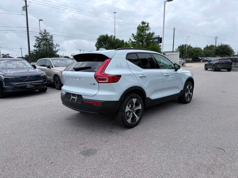 2026 Volvo XC40 - Image 3