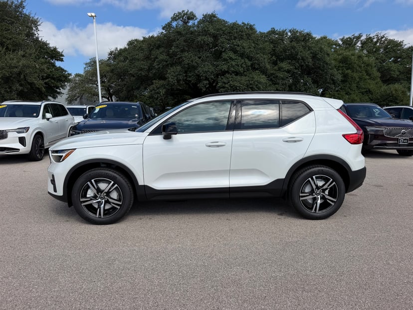 2026 Volvo XC40 - Image 2