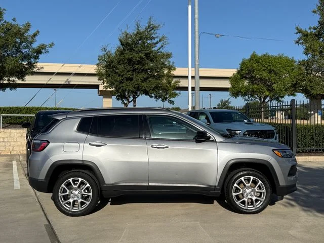 2022 Jeep Compass - Image 2