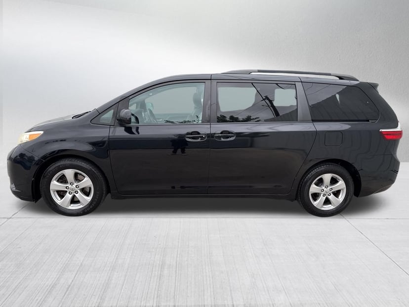 2016 Toyota Sienna - Image 2
