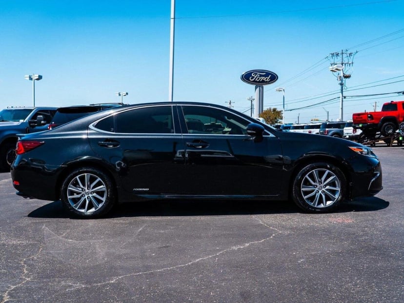 2017 Lexus ES - Image 2