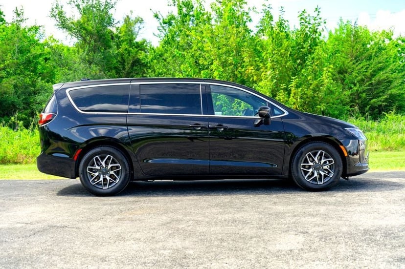 2027 Chrysler Pacifica - Image 3