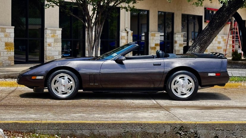 2019 Chevrolet Corvette - Image 2