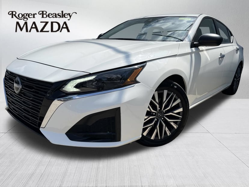 2025 Nissan Altima - Image 2
