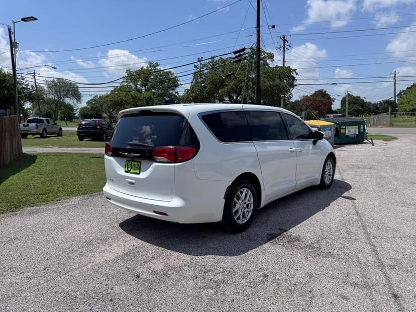 2022 Chrysler Voyager - Image 2