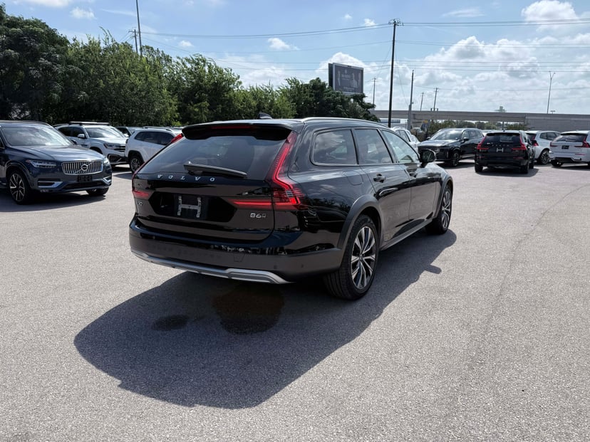 2025 Volvo V90CC - Image 3