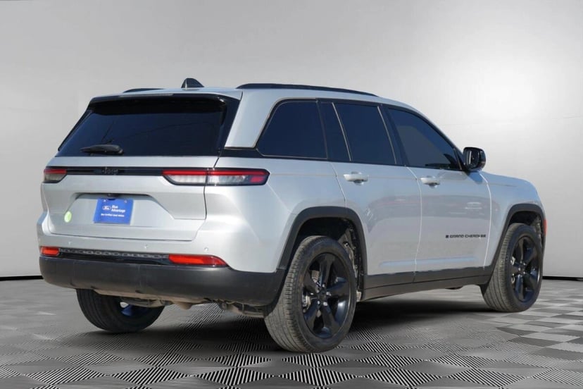2024 Jeep Grand Cherokee - Image 3